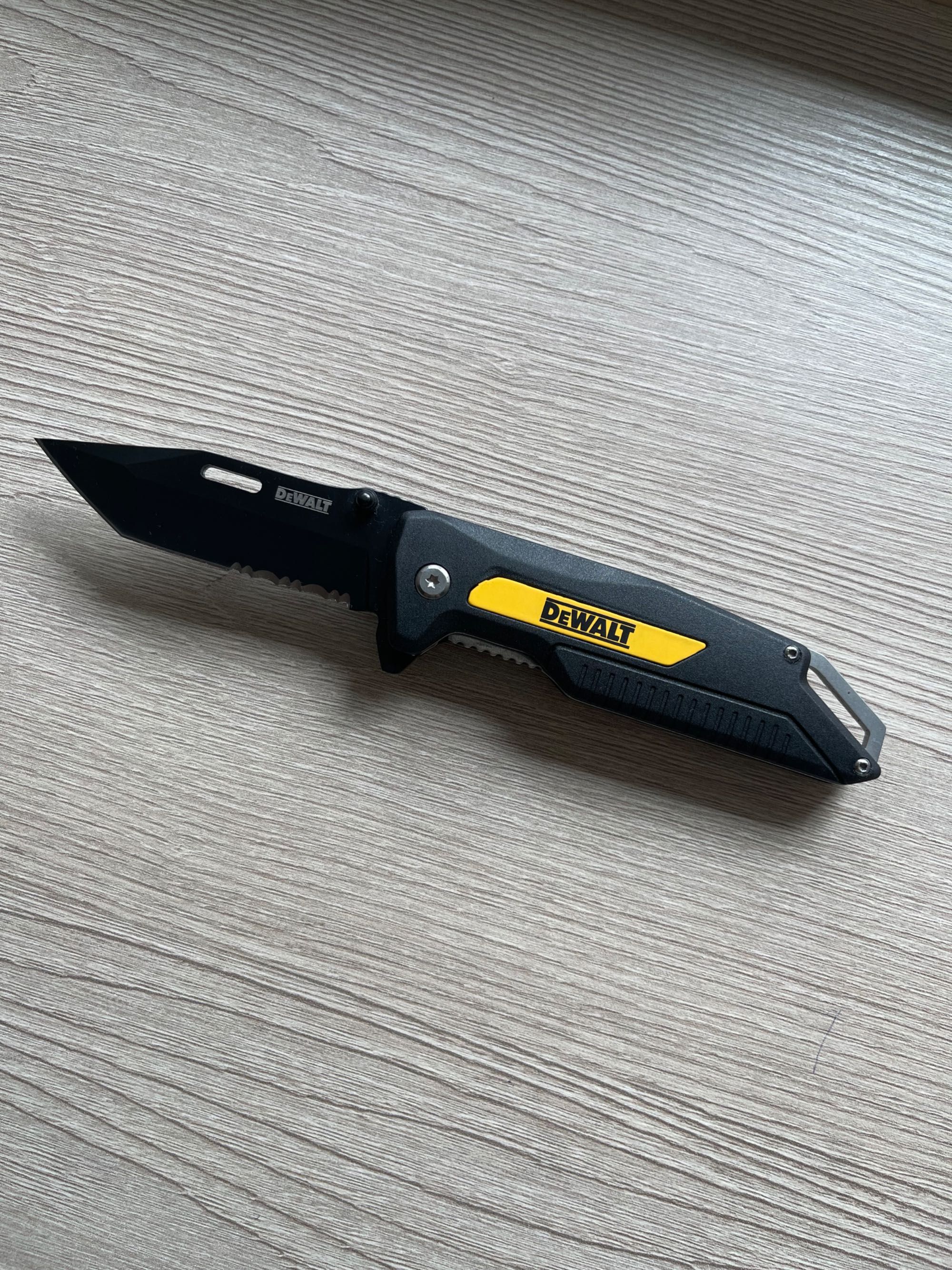 Нож Dewalt новый