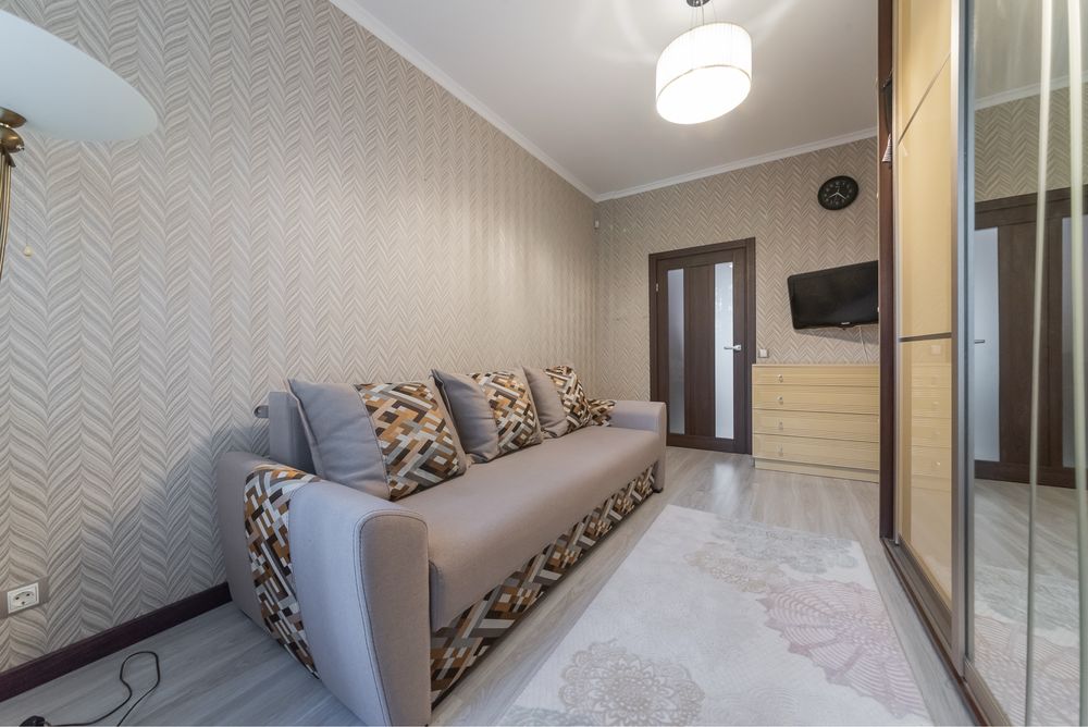 Без % Продається  шикарна квартира , 3 кімнати . Урядовий квартал .