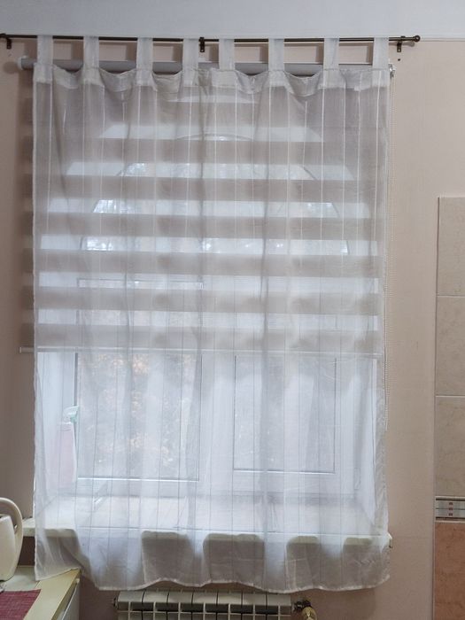 Карниз з фіранкою