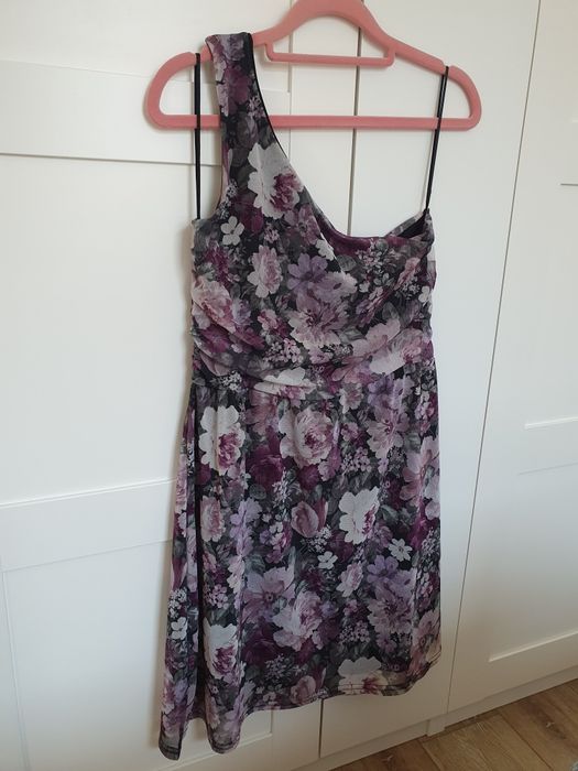 Sukienka na jedno ramię kwiaty