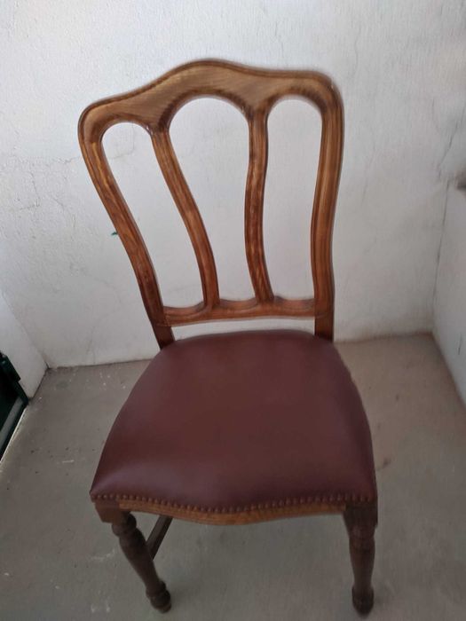 Mesa e cadeiras de sala