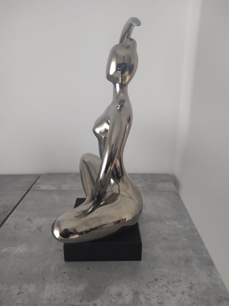 Figura estatueta estátua decorativa yoga ioga lady prateado base preta