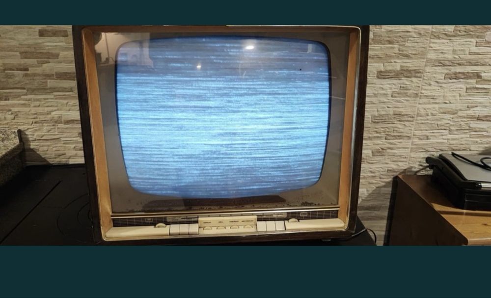 Televisão antiga a funcionar