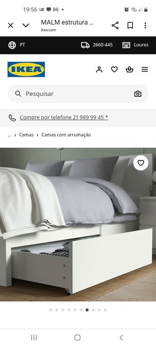 Cama e mesa de cabeceira
