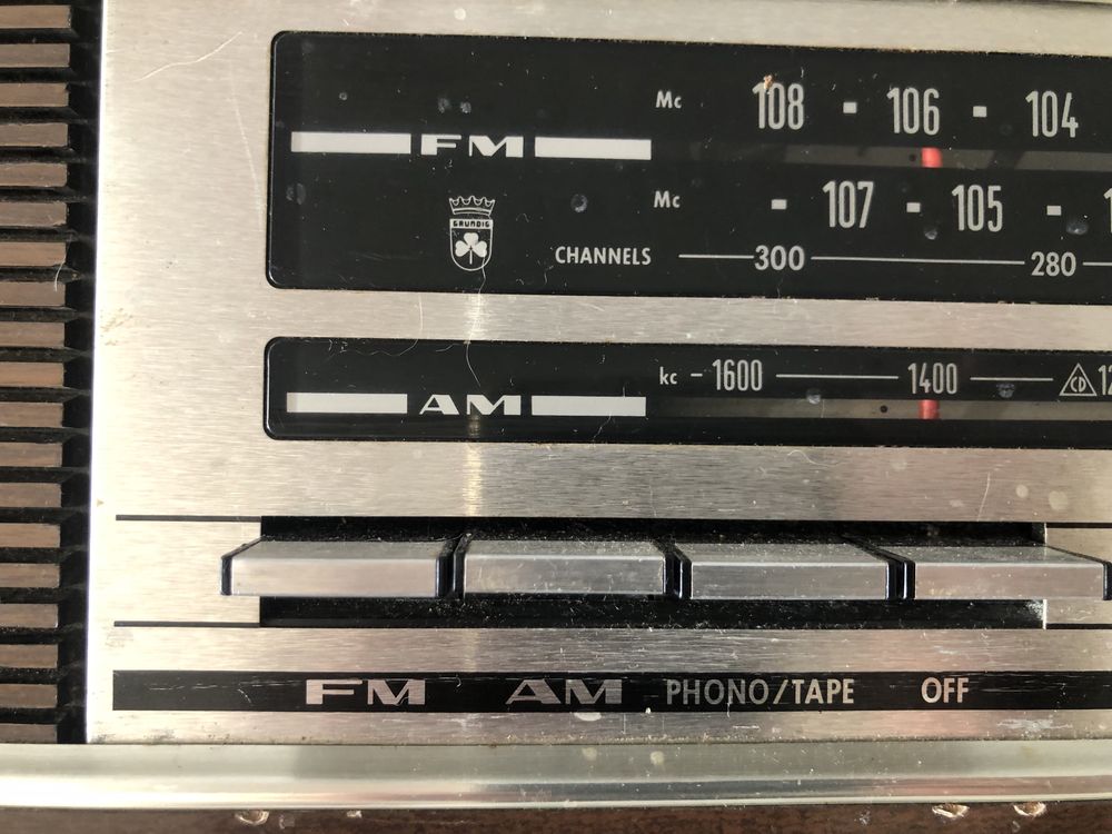 Rádio Grundig antigo - a funcionar