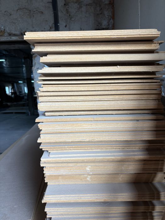 МДФ розміром 2070*330*4 мм. 35 грн/шт. Близько 1000 штук. Самовивіз