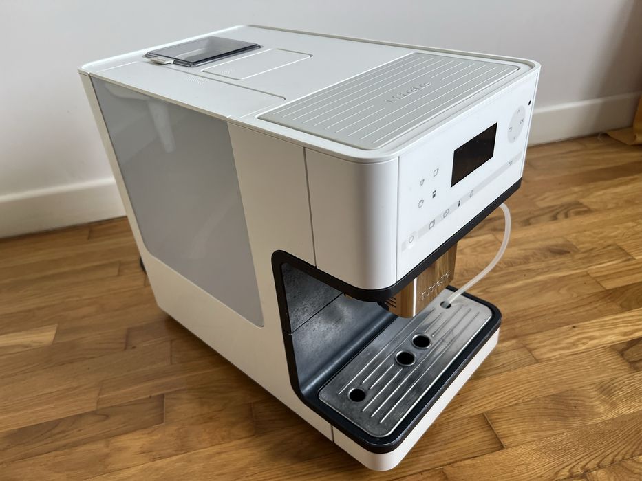 Кавова машина автоматична Miele CM 6300