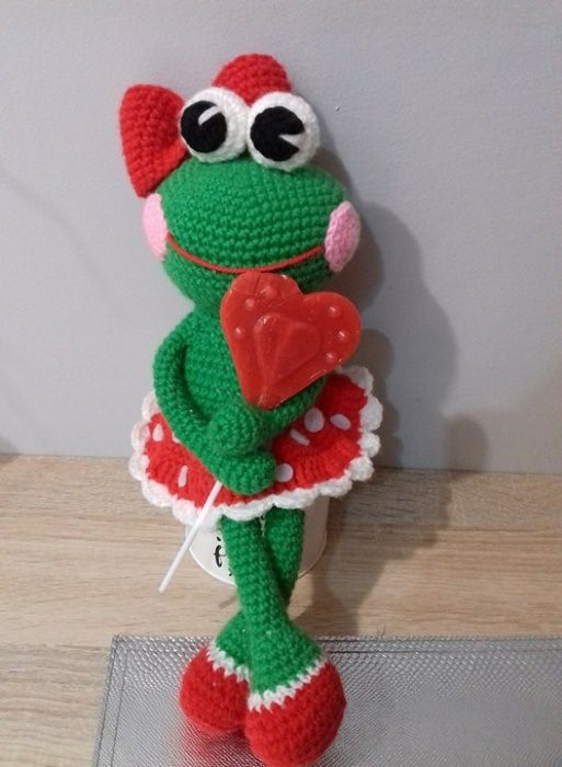 Duża lalka żabka żaba amigurumi szydełko zielona czerwona kokarda