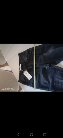 Spodnie jeansy firmy Reserved.