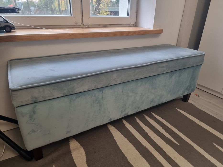 Duża pufa błękitna skrzynia z pojemnikami w srodku