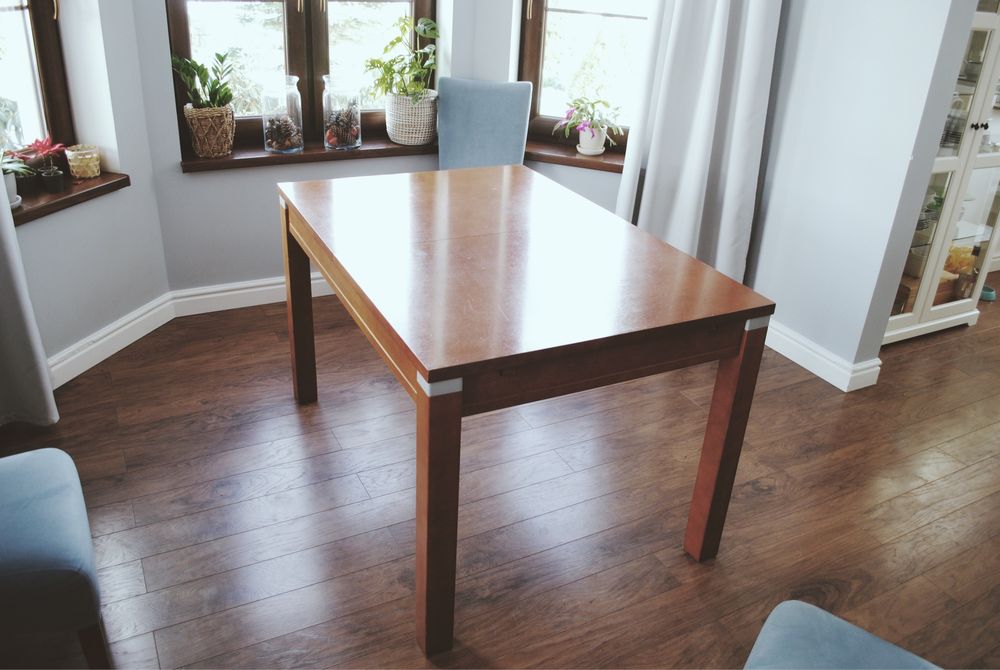 Stół w dobrym stanie okleina drewniana, nogi drewniane.