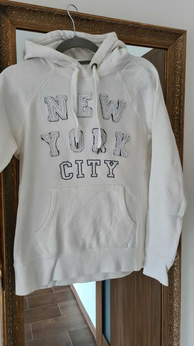 Biała bluza H&M z kieszenią kangurką i kapturem