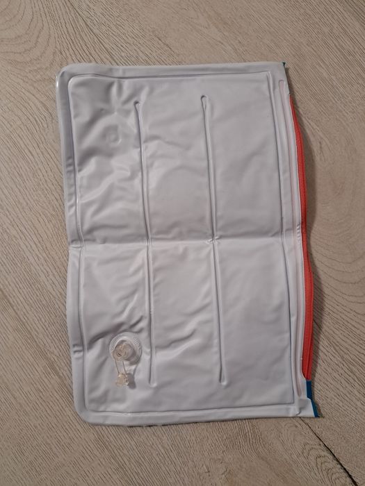 Dmuchana poduszka plażowa z kieszenią Rossmann