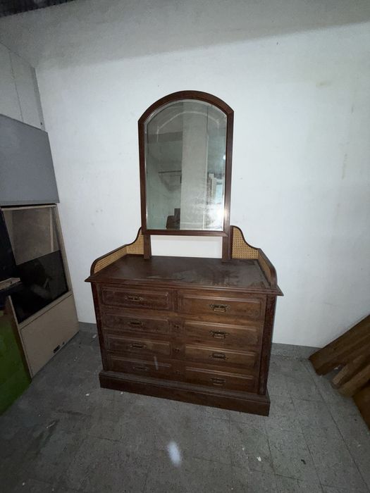 Cama de casal com estrado e cómoda