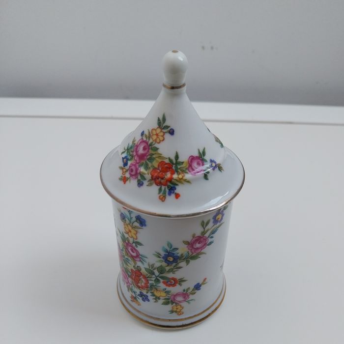 Lindo pote em porcelana da Cof Oliv.Frades