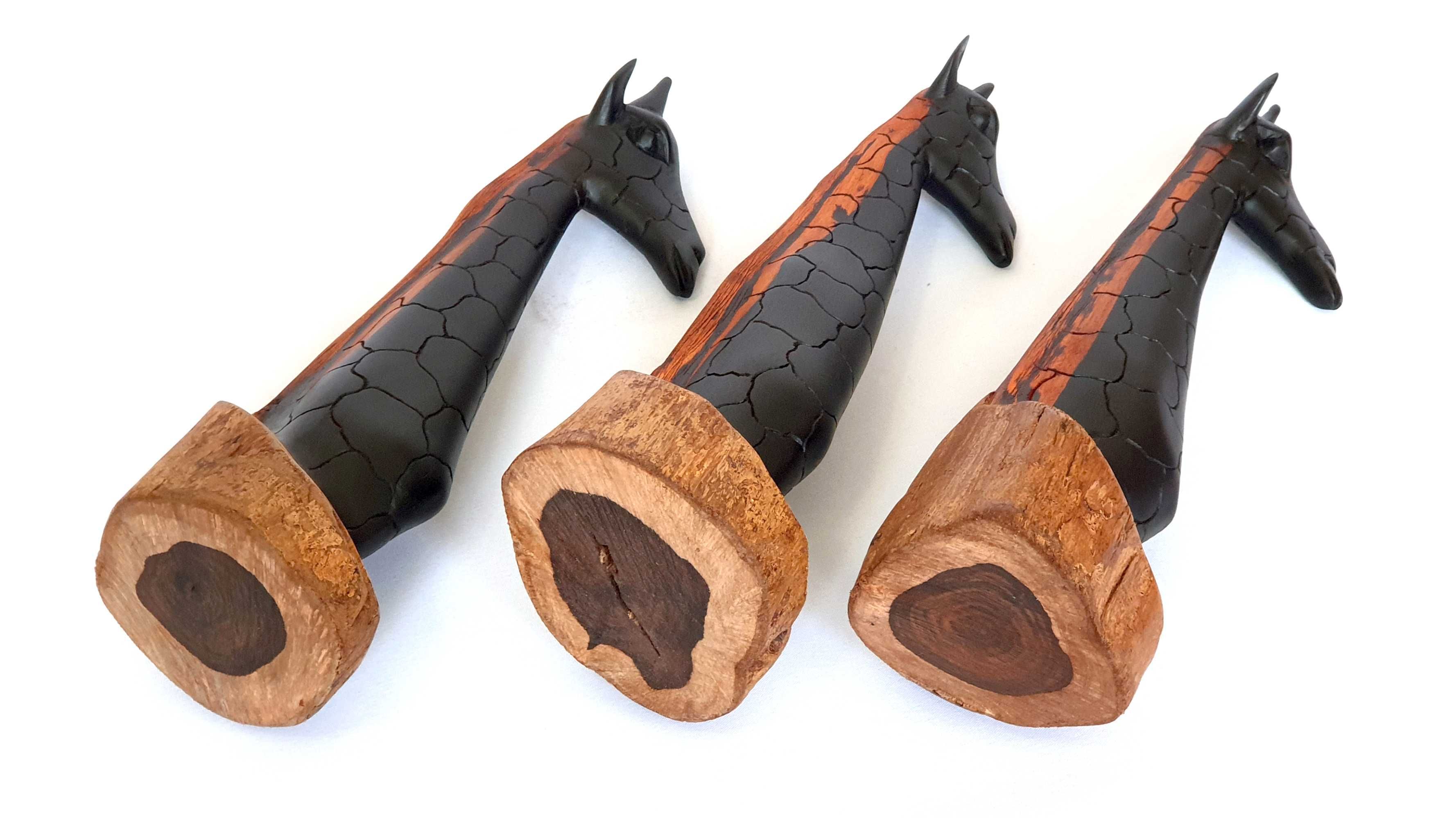 Conjunto de 3 esculturas de girafa em madeira feitas de tronco madeira