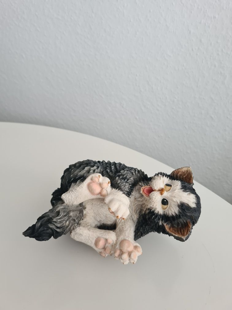 Figurka kotka bawiący się kotek