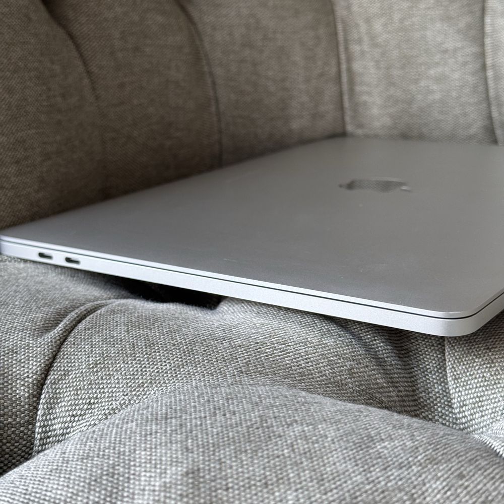 Apple Macbook pro 13 2020 i5/256 (42 цикла)