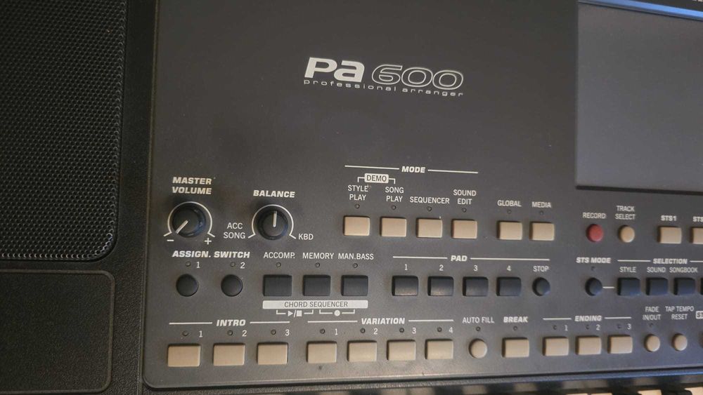 Korg Pa600 – Stan bardzo dobry, używany tylko w domu + pokrowiec KORG