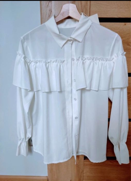 Elegancka śmietanowa bluzka z falbaną rozm. Uni