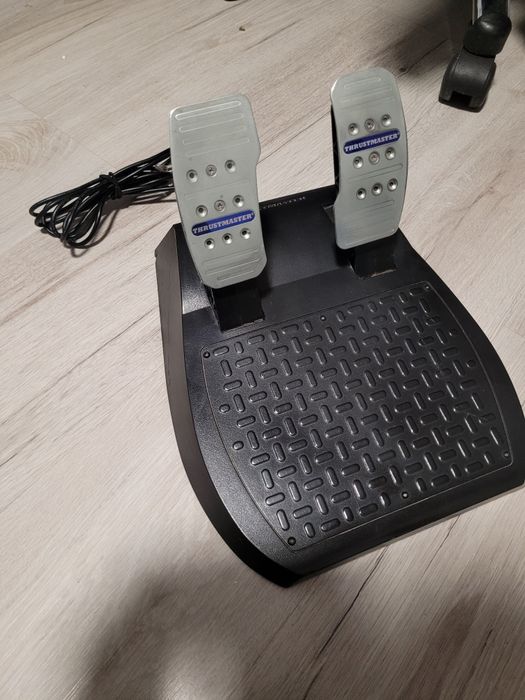 Manipulatory Thrustmaster T300, pedały t2pa