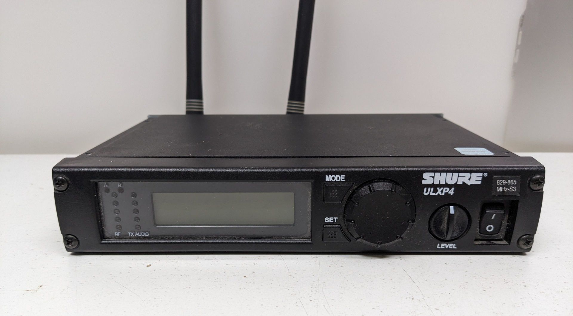 Радиосистема SHURE ULXP4 - профессиональный стационарный приемник