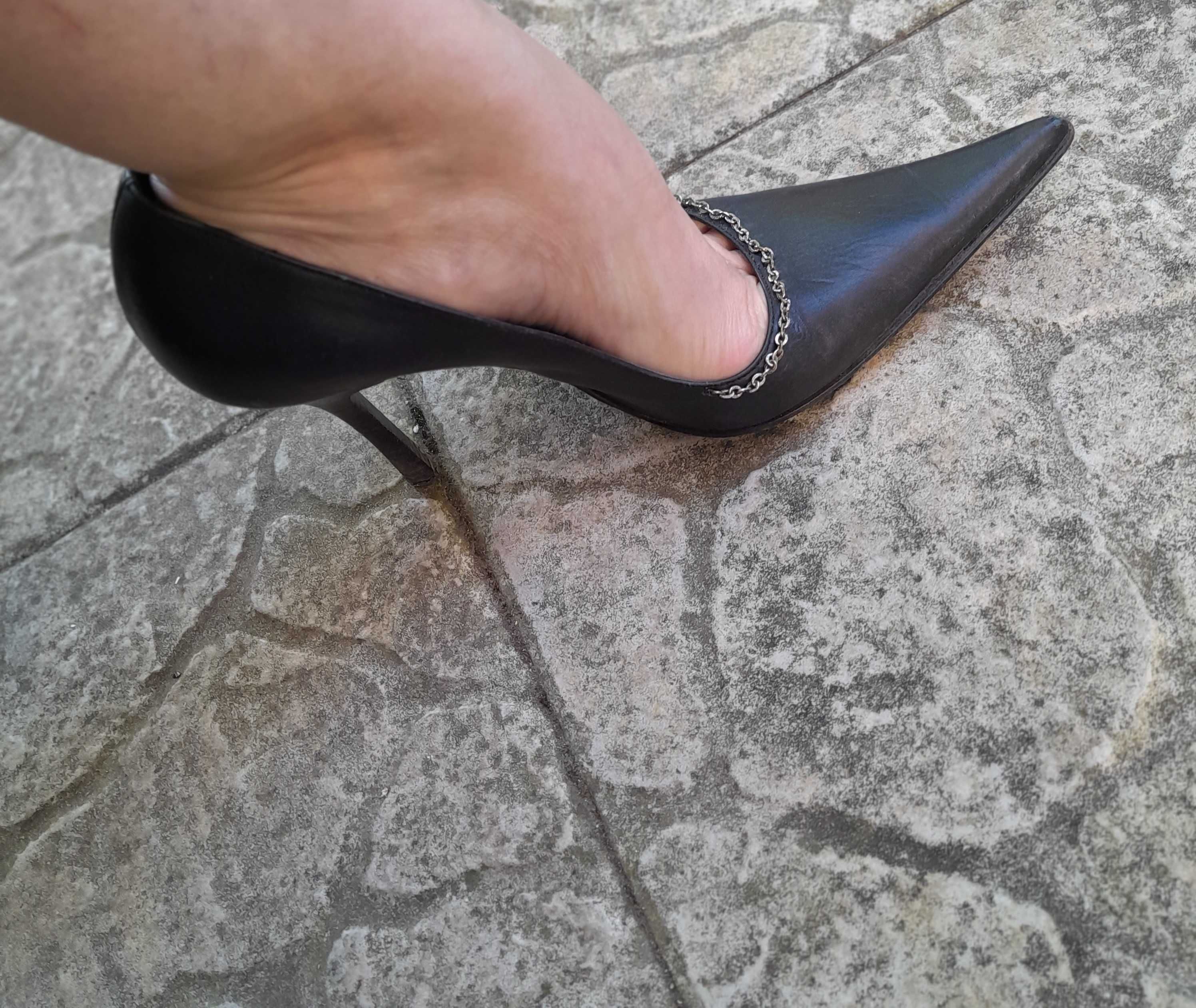 Sapato preto em pele