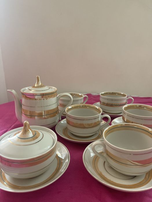 Чайный и кофейный сервизы.