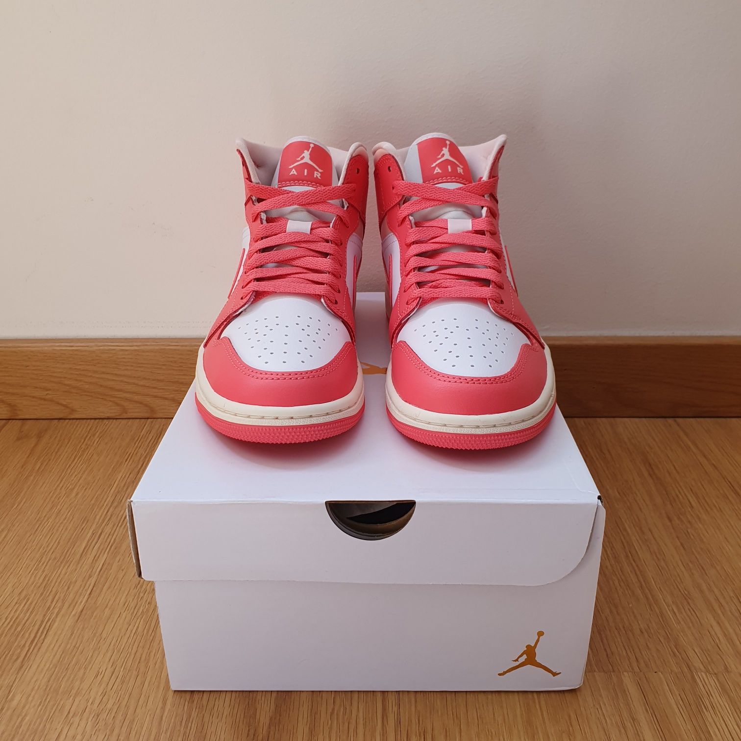 Air Jordan 1 Mid Strawberries and Cream | 37.5