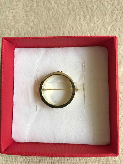 Pierścionek w stylu obrączki z cyrkonią stal chirurgiczna kolor złoty