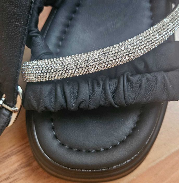 Босоножки новые стильные