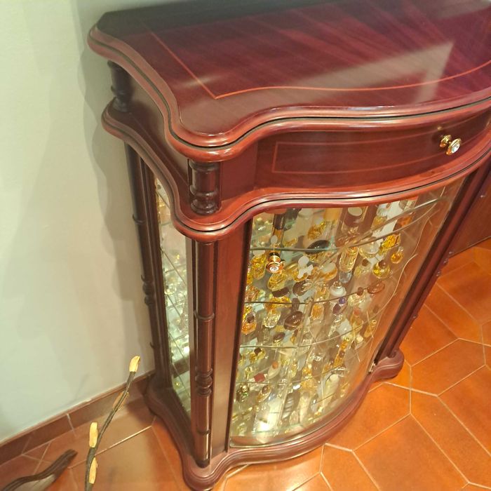 Vitrina pequena com vidro biselado