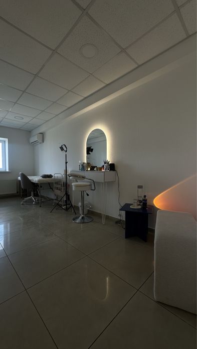 Оренда місця | візажного стола / дзеркала і кушетки у центрі