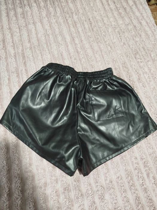 Чорні шкіряні шорти