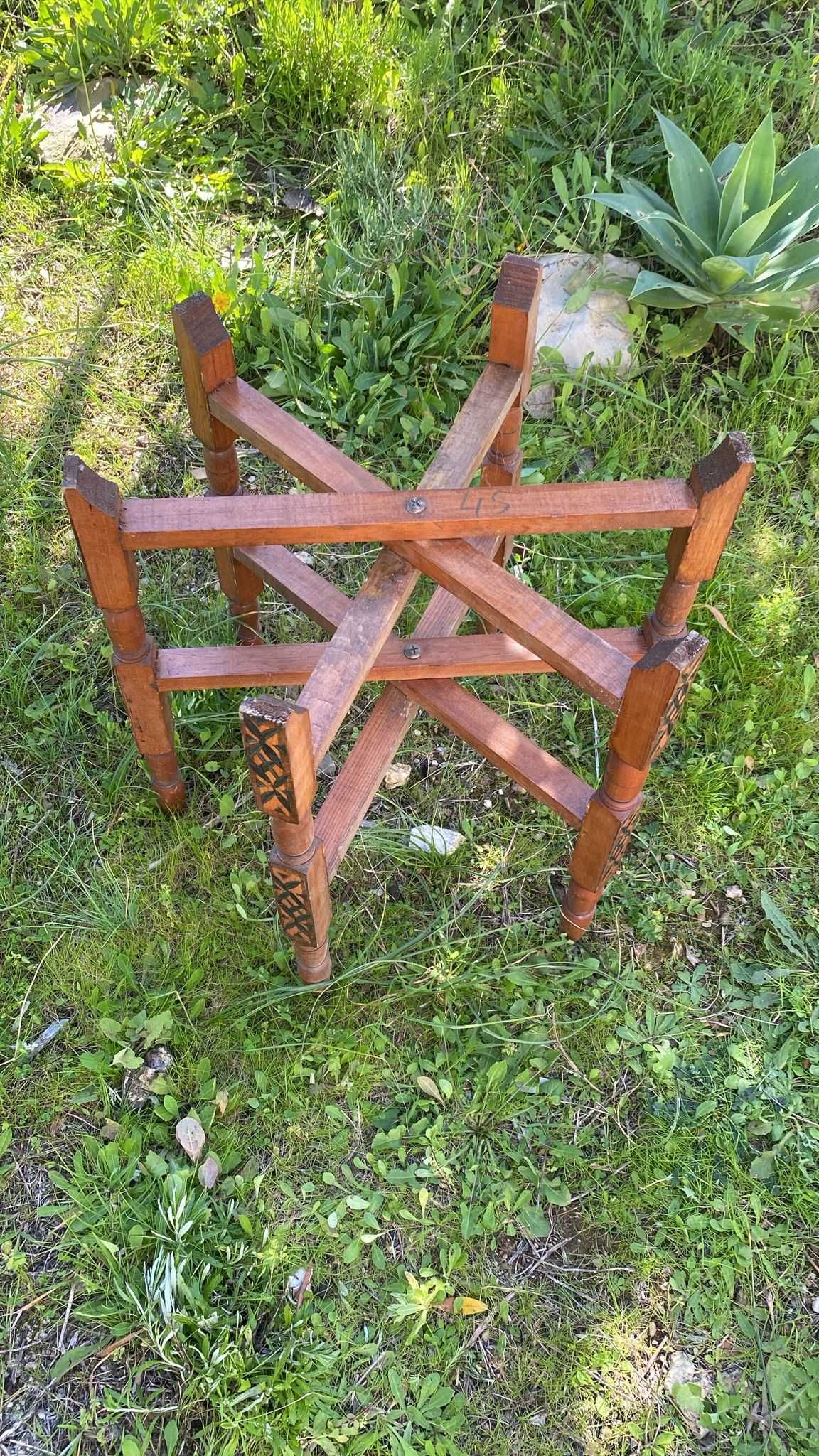 Mesa com Prato de Latão trabalhado e suporte de madeira Marroquino