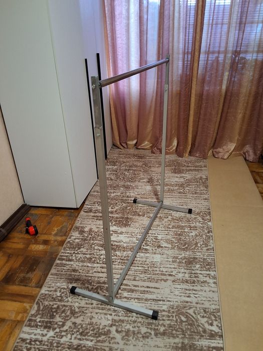 Продам металеву вішалку - стійку для одягу