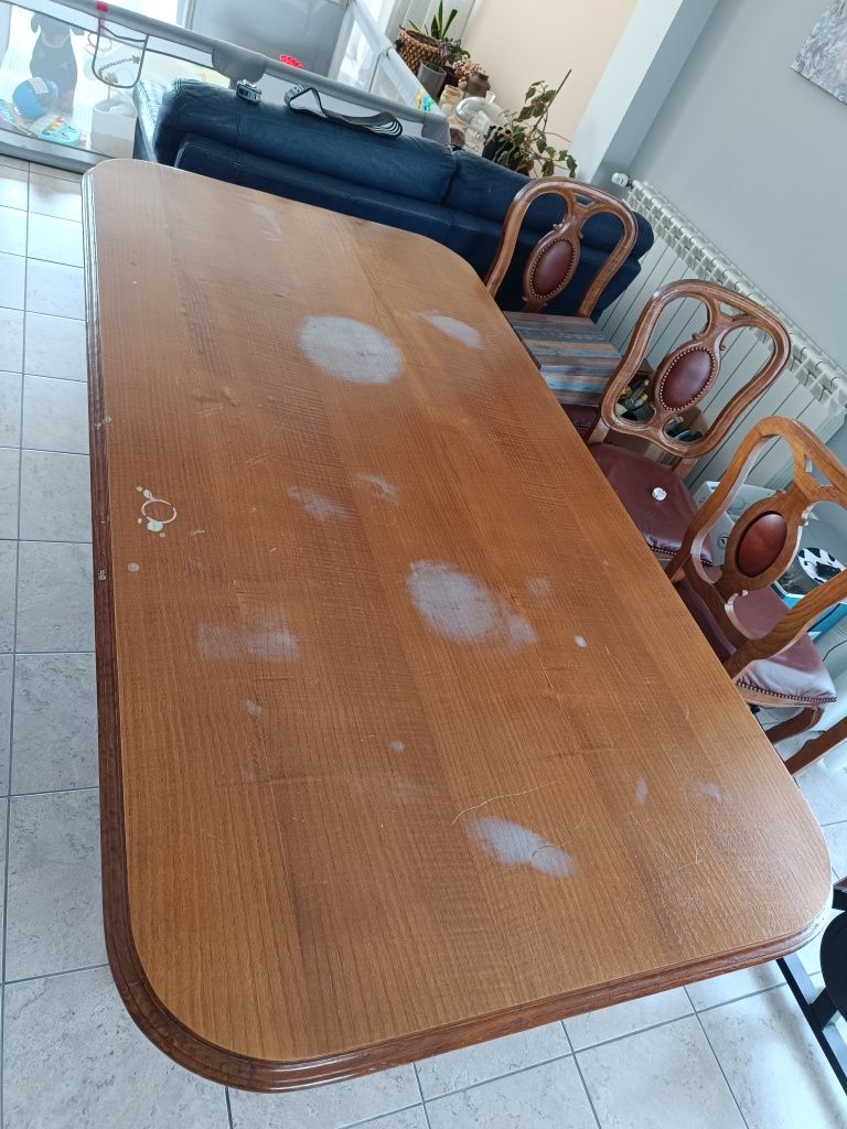Mesa e cadeiras em madeira