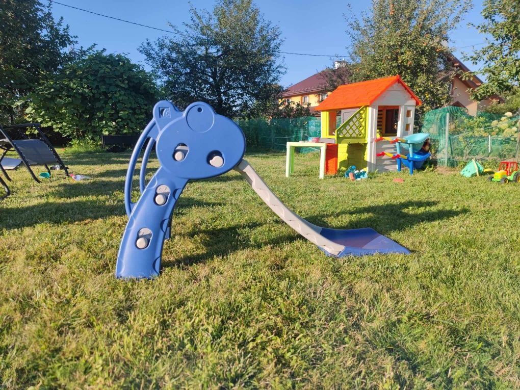 Duża zjeżdżalnia idealna do ogrodu lub mieszkania dziecka