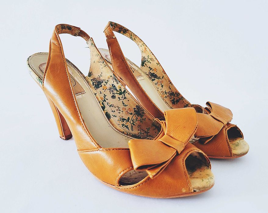 Karmelowe skórzane sandały czółenka szpilki Stradivarius 37