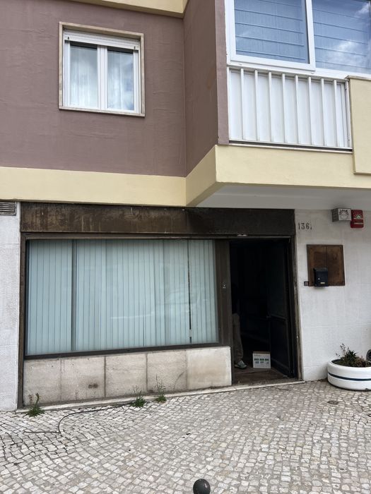 Apartamento e Loja para investimento na Graça, Lisboa