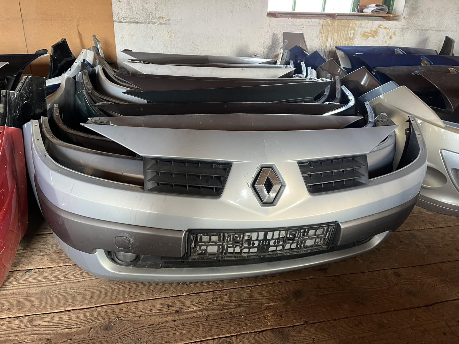 Renault Scenic 2 Megane 2 передній бампер.