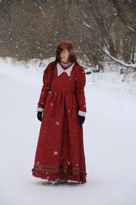 Czerwona suknia z kołnierzykiem