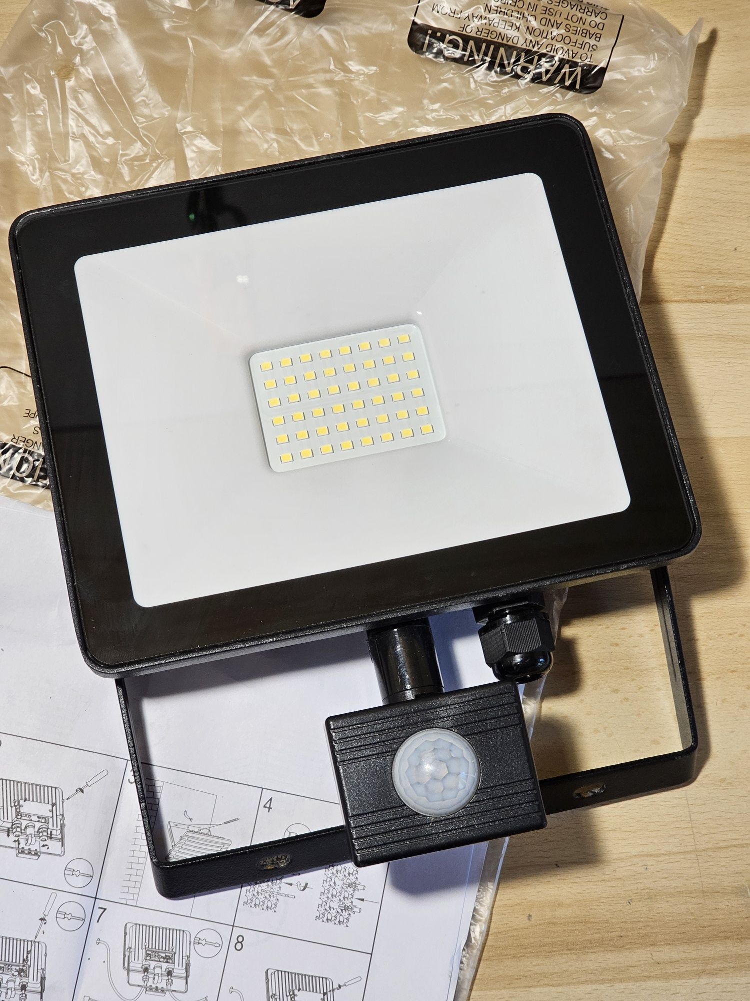 Naświetlacz LUTEC z czujnikiem ruchu PIR LED Slim