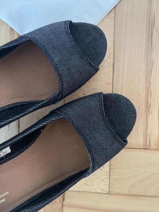 Buty na koturnie Toms dżinsowe