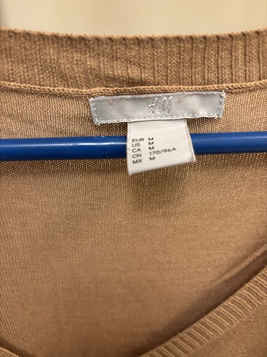 Kamelowy sweterek w serek uniwersalny h&m