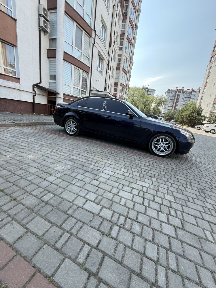 BMW 520i машина в дуже хорошому стані, рідна фарба !