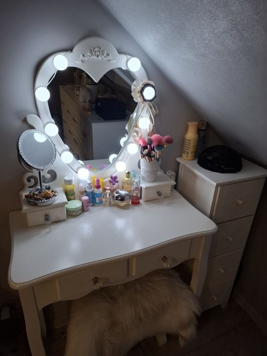 Toaletka biała z oświetleniem