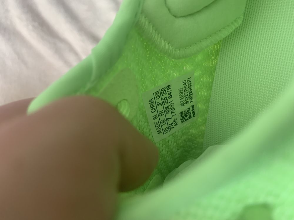 Yeezy glow 40 2/3