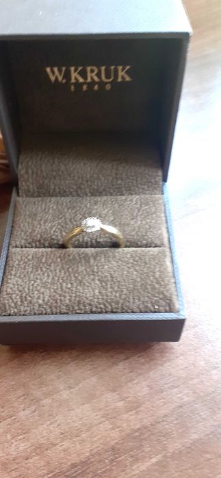 Pierścionek zaręczynowy z brylancikami