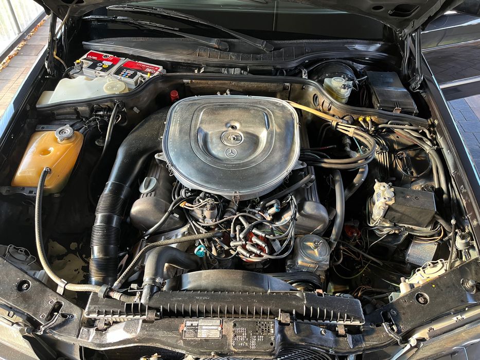 Mercedes SEC500 z aktywnym wydechem